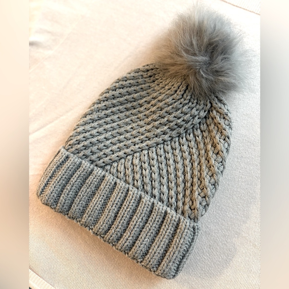 Liz Claiborne Gray Knit Beanie Hat w/ Pom Pom